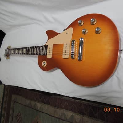 2011 Gibson 60's Tribute Les Paul Studio Electric Guitar (P90 Pick ups) w/ gig bag. Honeyburst image 1