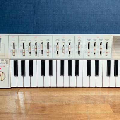 Yamaha CS01 Monophonic Synthesizer - White w/ Original Carrying Bag