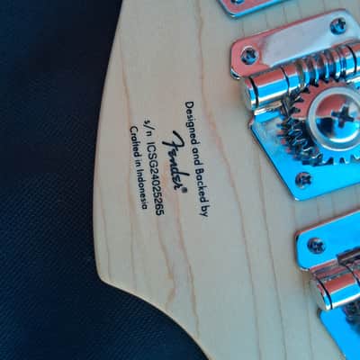 electric bass guitar with an asymmetric - Artic white image 4