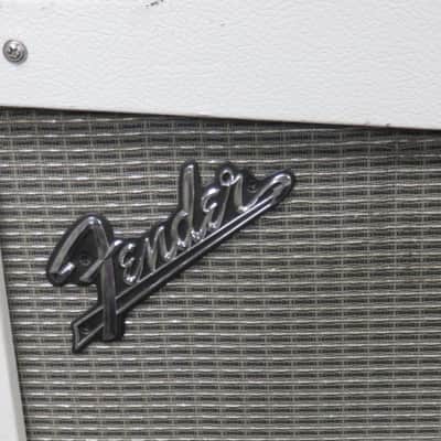 Fender Mustang III V.2 100-Watt 1x12" Modeling Guitar Combo 2015 - Snow White image 3