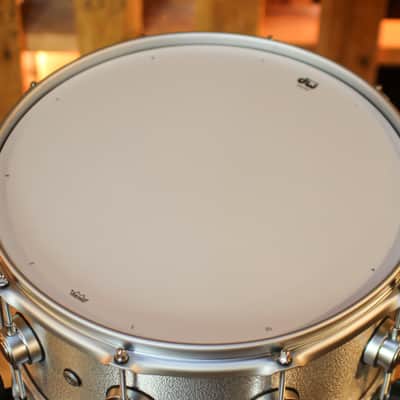 DW 6.5x14 Collector's 3mm Wrinkle Coat Aluminum Snare Drum w/ Satin Chrome Hardware image 4