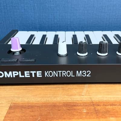 Native Instruments Komplete Kontrol M32 - Black image 7
