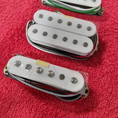 Ibanez AZ ESSENTIAL Pickups HSS In White image 1
