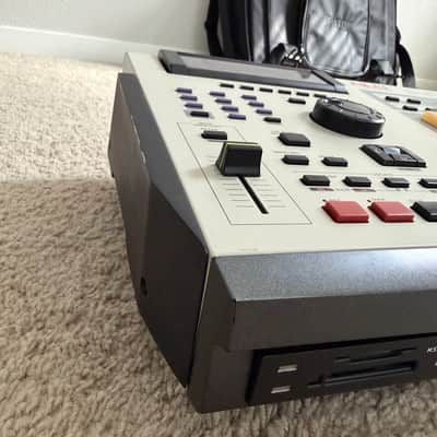 Immagine Akai MPC2000XL SE1 MIDI Production Center 2000 - 2005 - Grey - 10