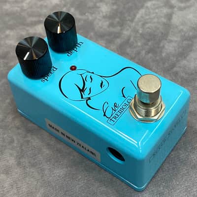 Red Witch Seven Sisters Eve Tremolo 2010s - Blue image 2