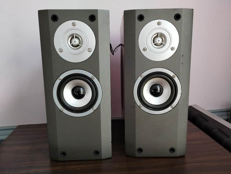 Sharper Image bookshelf speakers in very good condition - 2000's image 1