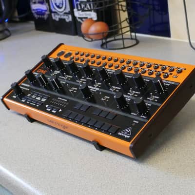 Behringer Grind Spice Crave Edge 22° Tabletop Desktop Studio Stand image 4