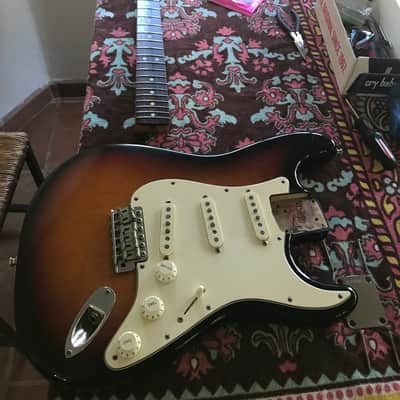 1998 Fender 62 AVRI Stratocaster  Tobacco Burst image 3