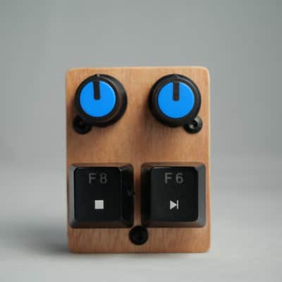 useMidi madMidiMini 2025 with 2 Note Buttons 2 Potentiometers and LEDs image 2