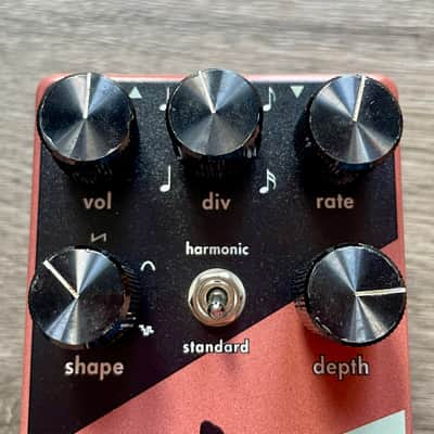Walrus Audio Monument Harmonic Tap Tremolo V2 2018 - Present - Coral / Black image 3