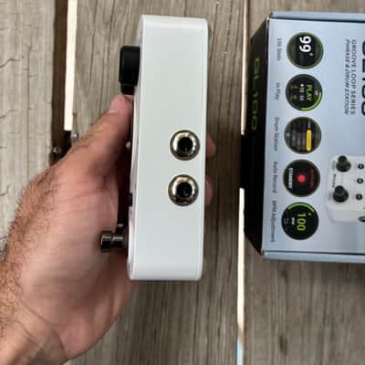 Mooer GL100 looper Drum machine  - White with box sampler groove box image 4