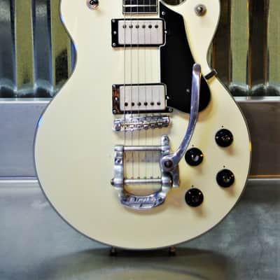 Hagstrom SWEDE L.P. 1976 White Aged,  Geppetto Camelot PAF pups..   Bigsby trem system.  Watch video image 1