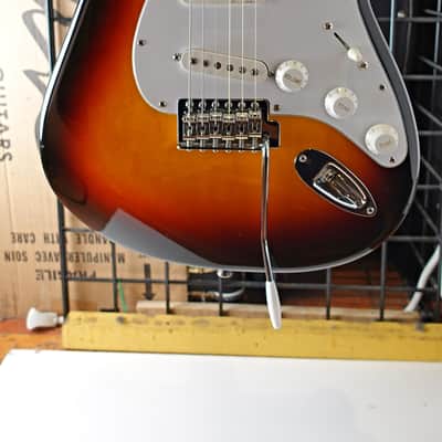 Fender Classic Series '70s Stratocaster with Rosewood Fretboard 2005 - 3-Color Sunburst - READ DESCRIPTION image 2