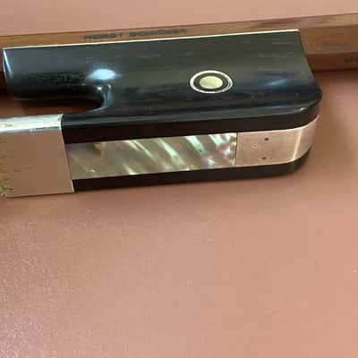 Immagine Excellent Used Bass Bow from the Workshop of Horst Schicker in Germany,Pernambuco Wood,Solid Silver Mountings - 4