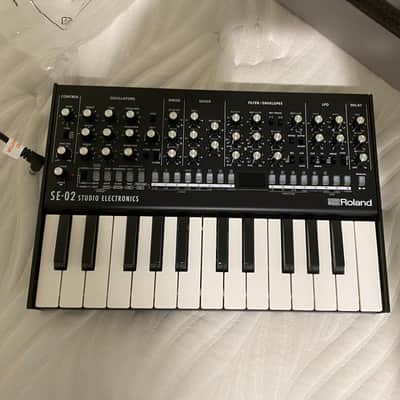 Roland SE-02 Boutique Series Synthesizer Module with K-25m