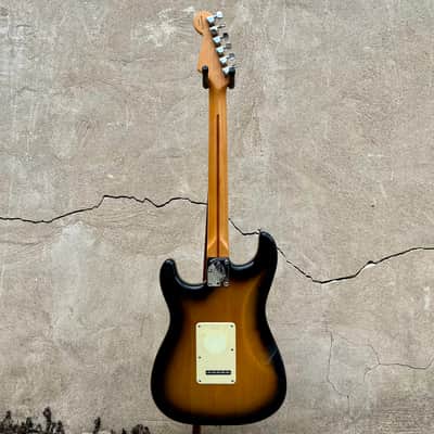Fender American Deluxe Stratocaster V-Neck with Maple Fretboard 2004 - 2010 - 2-Color Sunburst image 8