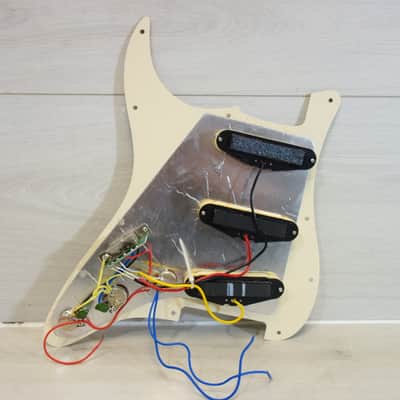 Uknown S-Type Loaded Pickguard w/ Single Coil Pickups – Fully Wired Strat Assembly - White image 2