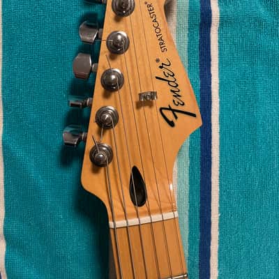 Fender Standard Stratocaster with Maple Fretboard 2006 - 2017 - Arctic White image 4