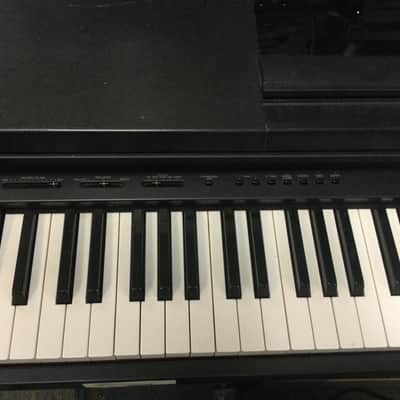 Yamaha Clavinova CLP-550 Black and White image 4