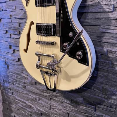 Duesenberg Fullerton TV 2022 - Vintage White image 3