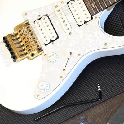 Minty! 2013 Ibanez Steve Vai Signature JEM7V HSH Electric Guitar White + OHSC image 7
