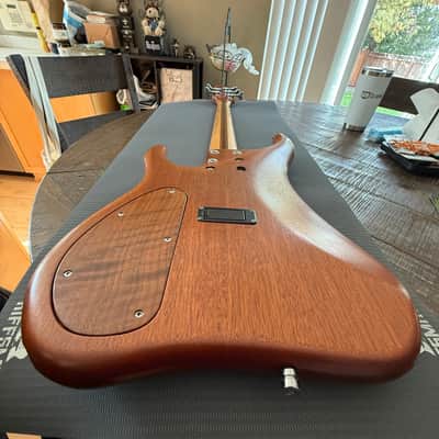 Hanewinckel Custom Pro Series 5-string Fretless Bass image 13