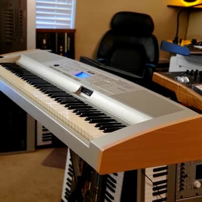 MUST SEE!!! YAMAHA DGX 500 SEMI-WEIGHTED 88-KEY DIGITAL PIANO IN AMAZING CONDITION! image 2