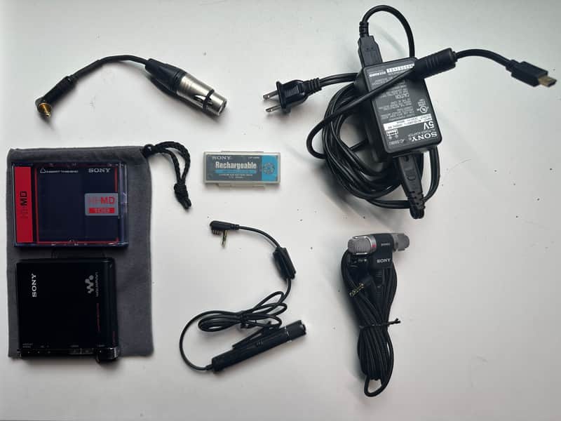 Sony MZ-M200 HI-MD Minidisc Recorder + 2 batteries + 1 HI-MD Disc + Accessories image 1
