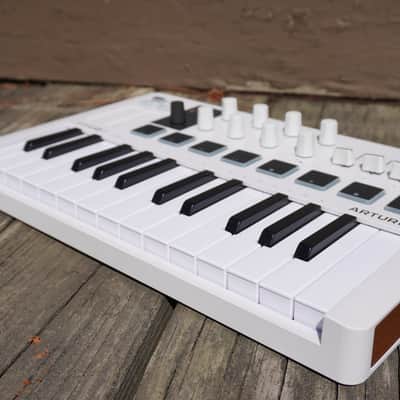 Arturia MiniLab MKIII 25-Key MIDI Controller 2022 - Present - White