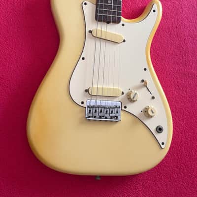 Fender Bullet Deluxe with Rosewood Fretboard 1981 - 1982 - Ivory image 4