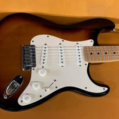 Fender American Standard Stratocaster with Maple Fretboard 1998 - 2000 - 3-Color Sunburst image 3