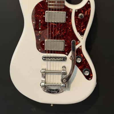 Aslan Guitars White Pearl 2021-Present - White image 2