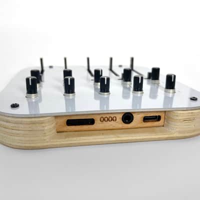 OVUM analog sound explorer drone synth image 3