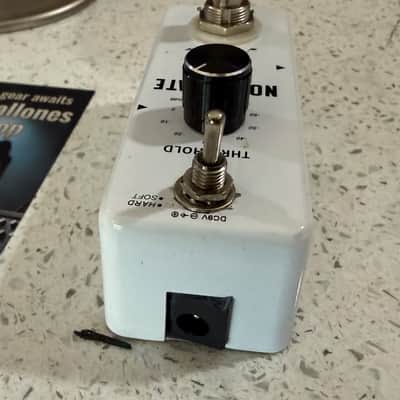 Rowin LEF-319 Noise Gate Guitar Effects Pedal – White – True Bypass image 3