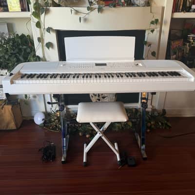 Yamaha DGX-670 88-Key Portable Grand Piano 2021 - Present - White