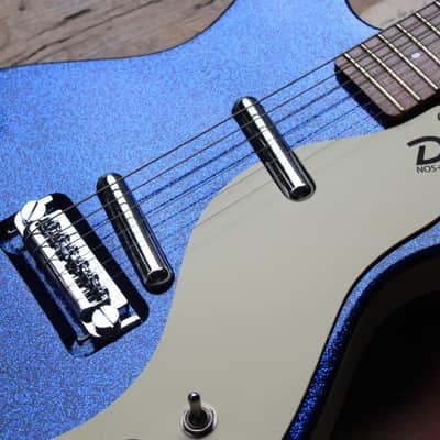 DANELECTRO 59M NOS+ Metalflake 60th Anniversary Blue Metalflake, 2, 88 KG image 4