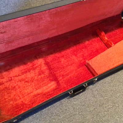 Fender LEFTY Jazz Bass Hardshell Case, Black with Red Plush interior, Fender Amp Logo Black image 2
