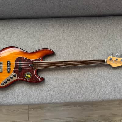 Marcus Miller V7 Fretless (2nd Gen) image 3