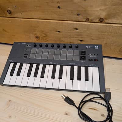Novation FLkey Mini – FL Studio MIDI Keyboard Controller – Excellent condition