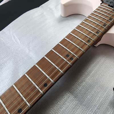 Harley Benton Dullahan-FT 24 Roasted SP Shell Pink Headless Roasted Flame Maple Stainless Frets image 16