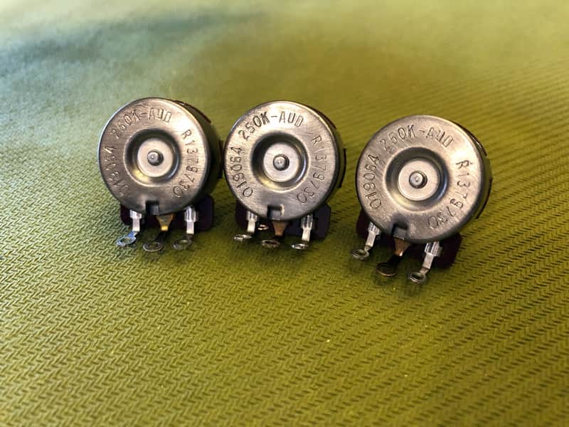 NOS 1997 CTS 250k Ohm Potentiometer - 019064 (Audio Taper) - Solid