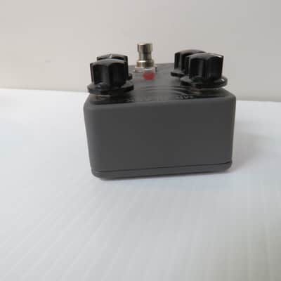Mr. Black Dark Echo Modulated Echo Generator Effects Pedal - Black image 5