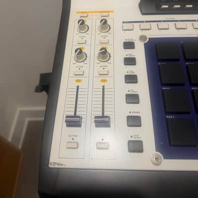 Akai MPC4000 Music Production Center - White image 9
