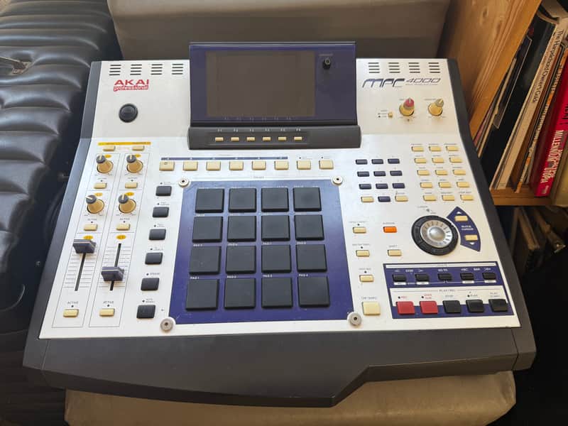 Akai MPC4000 Music Production Center 2002 - 2007 - White image 1