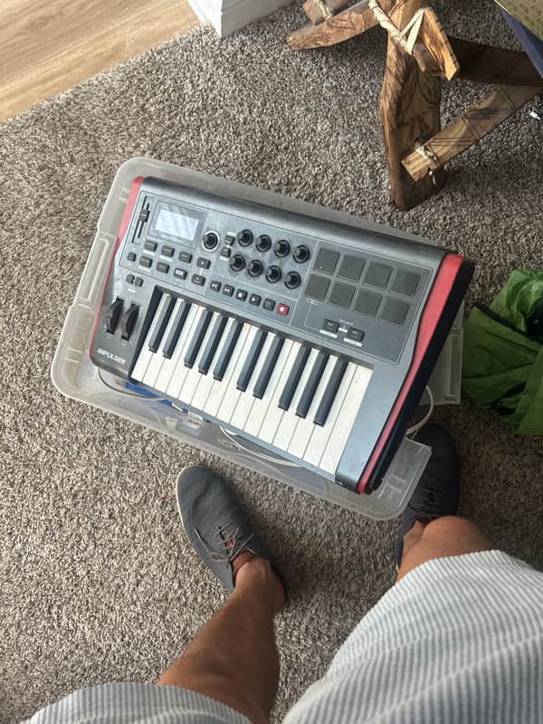 Novation Impulse 25 MIDI Keyboard Controller 2011 - Present - Gray Bild 1
