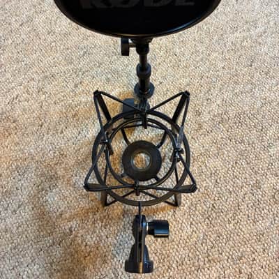 RØDE NT2-A + shock mount/pop shield/bag image 5
