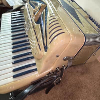 Salanti 41 / 120 "Ladies Sized" Accordion Near Mint Condition image 6
