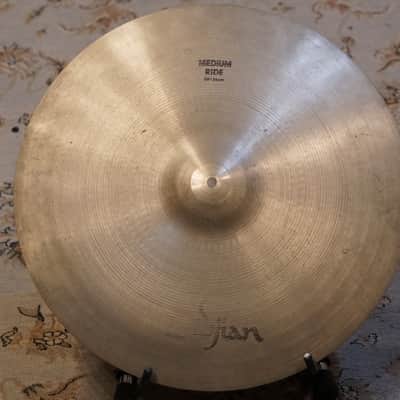 Zildjian 20" Avedis Medium Ride Cymbal - 2512g image 1