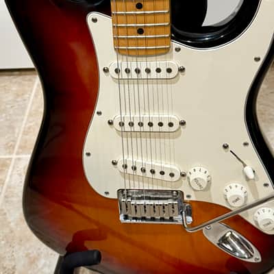 Fender American Series Stratocaster with Maple Fretboard 2002- 3-Color Sunburst image 1