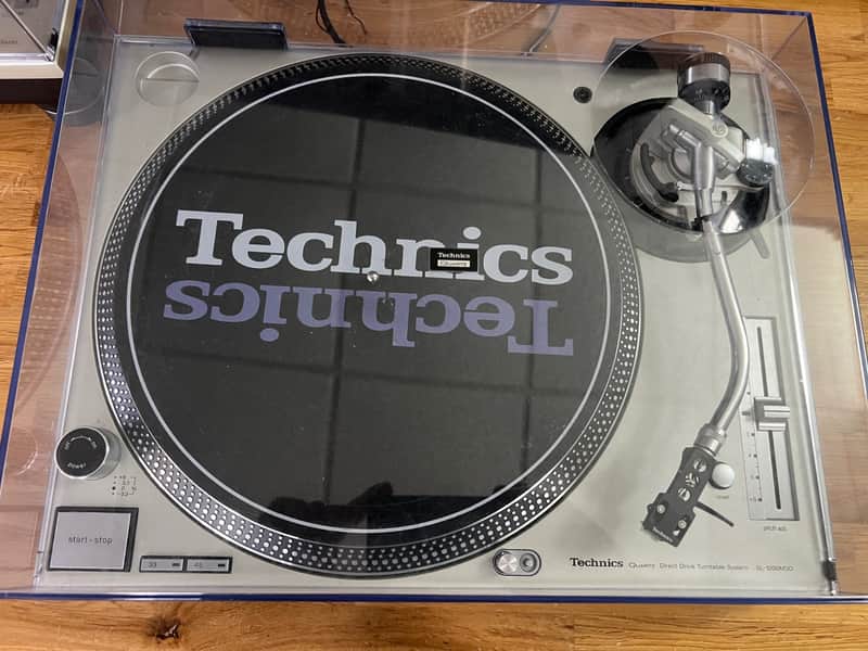 Used Technics SL-1200M3D turntable - Missing feet image 1